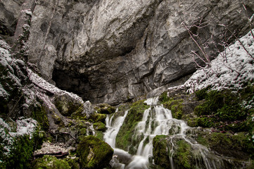Fototapeta na wymiar Wasserfall und Bachlauf auf der Schwäbischen Alb