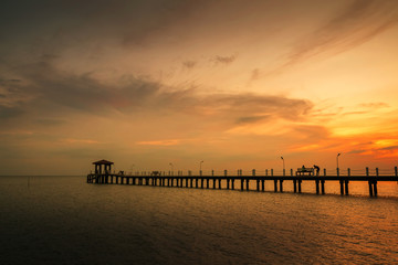 Obraz premium Panorama,The jetty extends to the sea in the evening.
