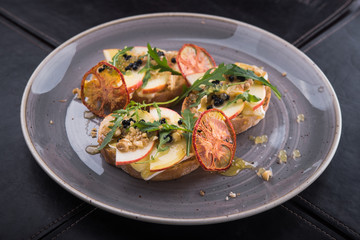 bruschetta with cheese and apples