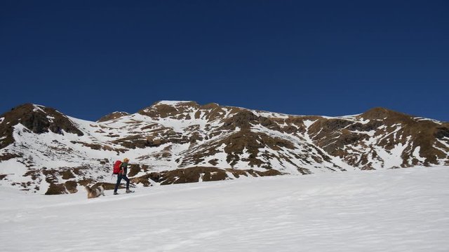Trekking in inverno con le ciaspole sulla neve