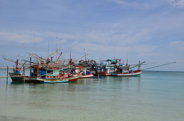 Naklejka premium BATEAUX DE PÊCHE ÎLE DE KO PHA NGAN THAÏLANDE 