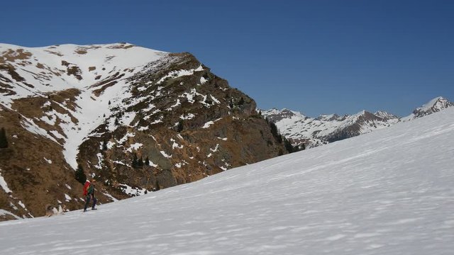 Escursionista con le ciaspole sulla neve