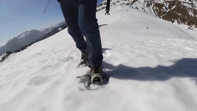 Trekking verso la vetta di montagna in inverno