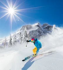 Rolgordijnen Wintersport Skiër op piste die bergafwaarts loopt