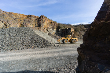 Bagger im Steinbruch