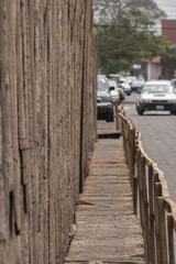 pasarela de madera hecha en obra en construcción como protección