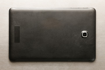 Naklejka premium Tablet computer behind back