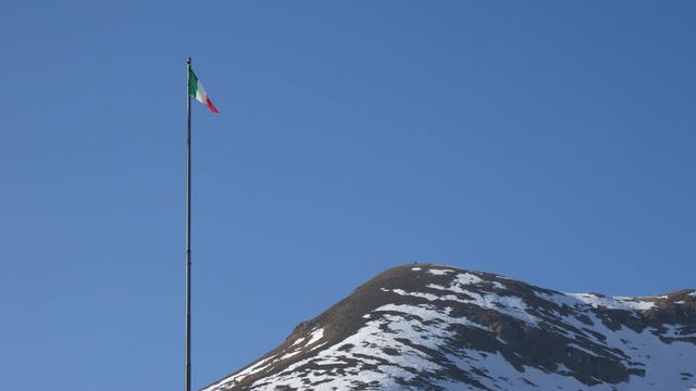 Bandiera Italia in montagna sulle Alpi