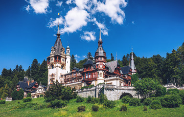 Obraz premium Peles Castle, Romania. Beautiful famous royal castle and ornamental garden in Sinaia landmark of Carpathian Mountains in Europe