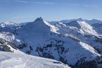 Fototapeta na wymiar Berglandschaft im Winter unter blauem Himmel mit Schnee