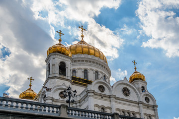 Fototapeta na wymiar Golden domes of the Cathedral of Christ the Savior in Moscow against blue sky