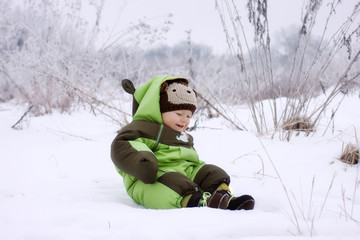 The kid sits on the snow