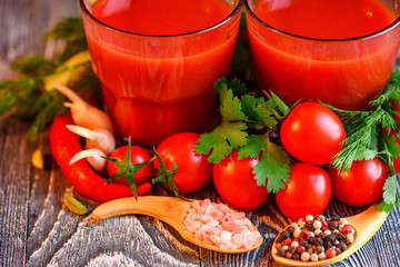 Glass of tomato juice with fresh tomatoes