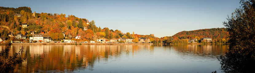 Obraz premium Reflections of Autumnal Colors on the Lake of Chambon