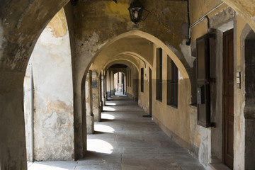 Fototapeta na wymiar Arkaden in Luserna San Giovanni, Piemont