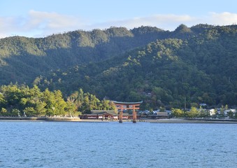 海からの厳島神社と大鳥居