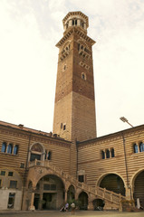 Obraz premium Torre dei Lamberti an Piazza Erbe e Dei Signori, Madonna Verona, Rathausturm Torre Lamberti, Verona, Lombardei, Italien, Europa