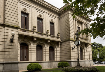 lateral de la fachada en edificio publico 