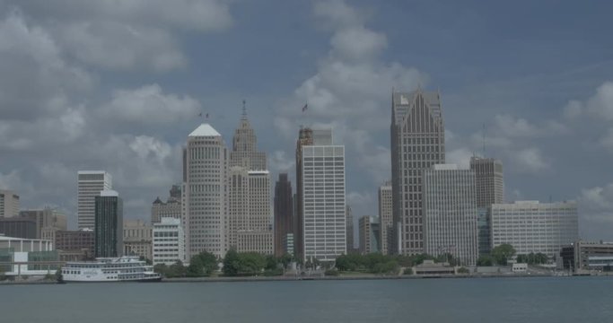 Detroit City Skyline Medium Clean Tripod