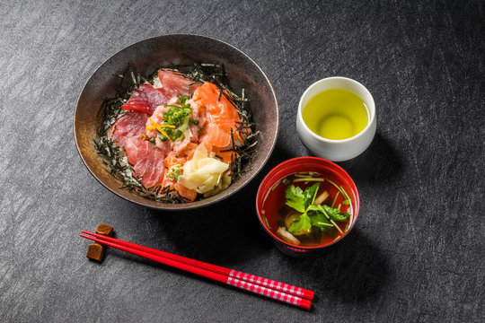 まぐろ丼　Bowl of rice topped sashimi japanese food