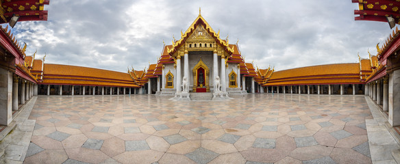 Obraz premium Panoramic view of Marble Temple, Wat Benchamabophit, Bangkok, Thailand. Famous Tourist Destination.