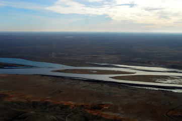 Fototapeta na wymiar Река Сырдарья в пустынях Казахстана