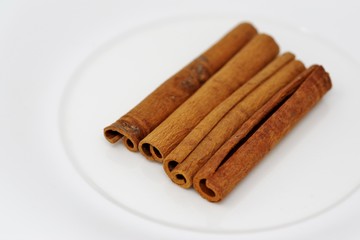 皿の上のシナモンのスティック