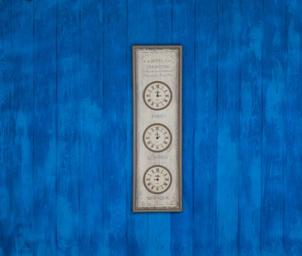 wall clock shows the time of Paris, London, New York