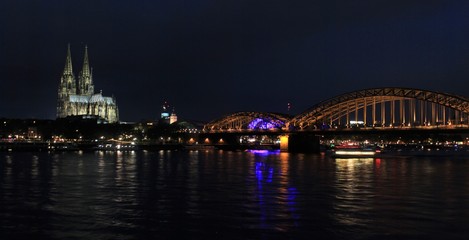 Kölner Wahrzeichen bei Nacht