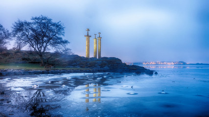 Schwerter an einem See bei Stavanger © hespasoft