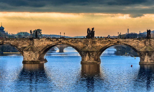 Morgenstimmung &uuml;ber Karlsbr&uuml;cke und Moldau
