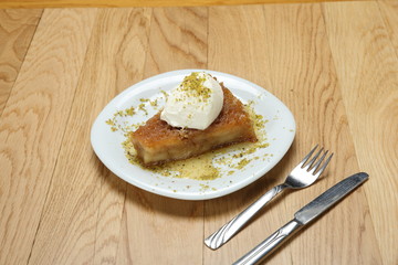 kaymaklı ekmek kadayıfı