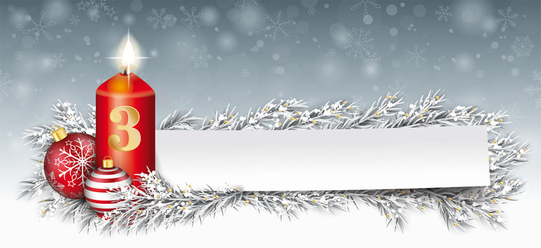 Dritter Advent - Kerze mit Weihnachtskugeln, Papierzettel und Tannenzweigen im Schnee
