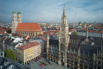 Fototapeta na wymiar Blick auf die Frauenkirche und die Stadt München 