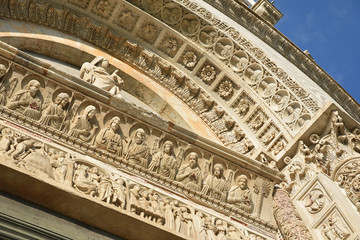 Tympan du portail du baptistère de Pise en Toscane, Italie