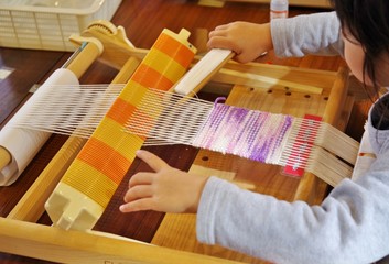 卓上の手織り機械