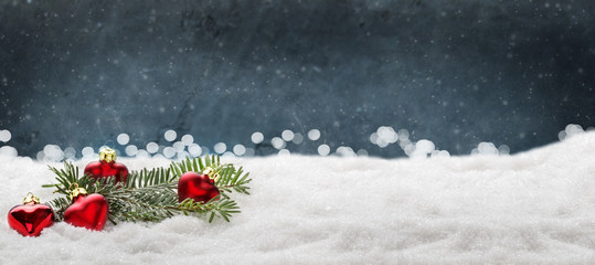 Weihnachtsdekoration, Herzen und Tanne im Schnee als Weihnachtshintergrund