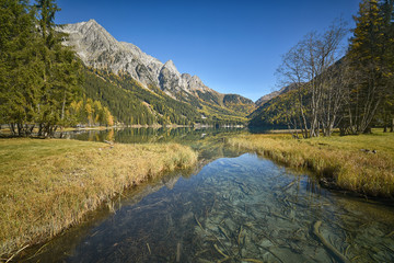 Fototapeta na wymiar Herbst am Antholzer See