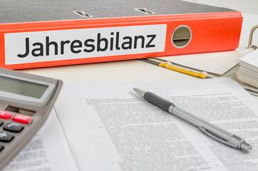Aktenordner mit der Beschriftung Jahresbilanz