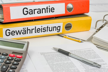 Aktenordner mit der Beschriftung Garantie und Gewährleistung