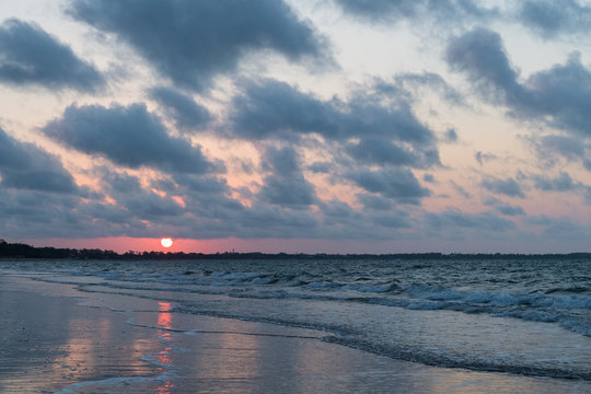 Wolkenspiel beim Sonnenuntergang am Strand