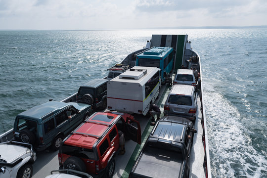 Autofähre transportiert Fahrzeuge über das Meer