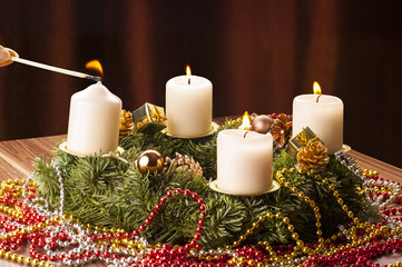 Advent + Adventskranz. Vierte Kerze anzünden. Vierter Advent.