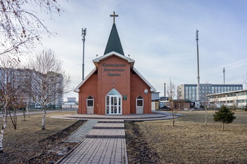 Здание Баптистской церкви в Красноярске, весной