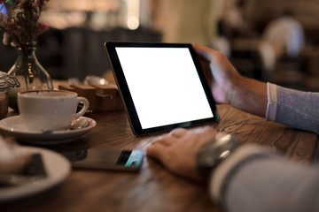 Man using digital tablet in cafe - obrazy, fototapety, plakaty
