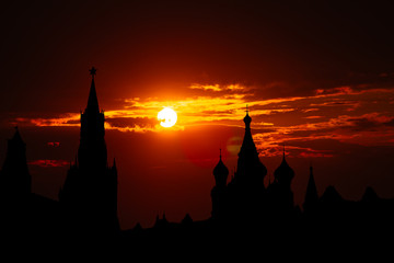 Obraz premium Gorgeous sunset on Moscow historical center Red Square and Kremlin tower silhouette
