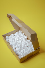 Karton mit Verpackungsmaterial