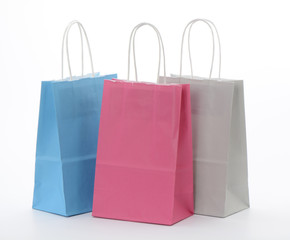 Bolsas de papel rosa, azul y gris