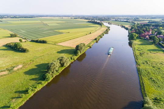 Schiff fährt auf Fluss, Deutschland