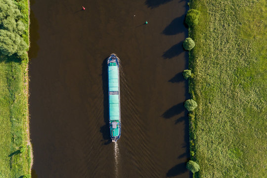 Schiff fährt auf Fluss, Deutschland